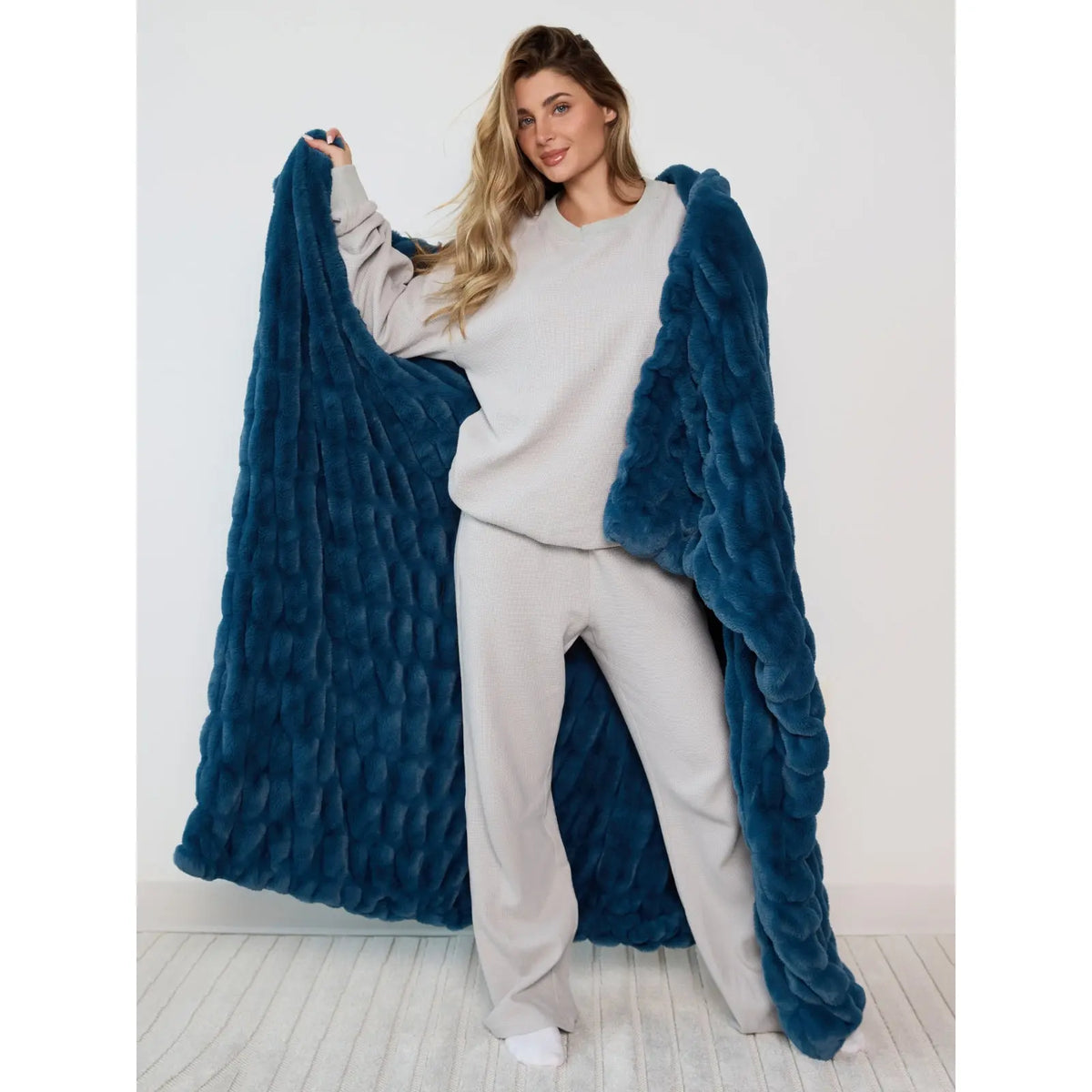LumiHug™ Cozy Stretch Plush Blanket